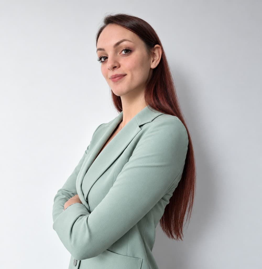 Ritratto professionale di Sarah Basadonna con blazer verde salvia